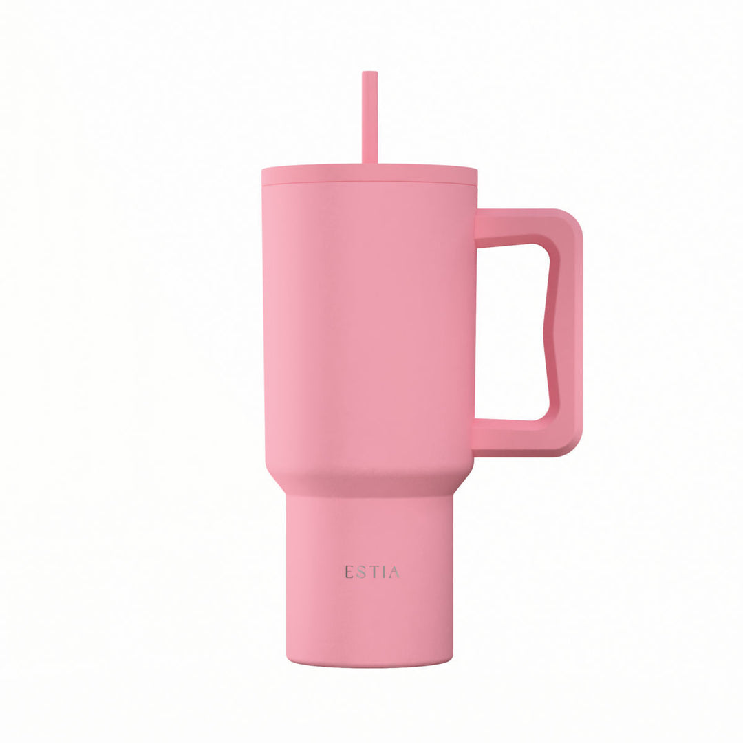 Ροζ θερμός Straw Tumbler XL της Estia με εργονομική λαβή και καλαμάκι, σε λευκό φόντο.