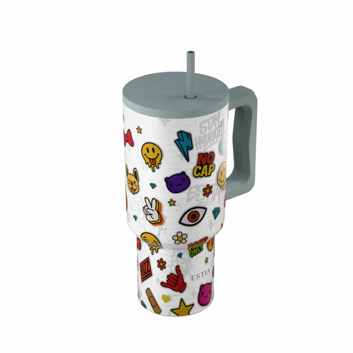 Θερμός Straw Tumbler XL Urban Vibes της Estia με μοντέρνα εικονίδια, λευκό φόντο και γκρι λαβή.