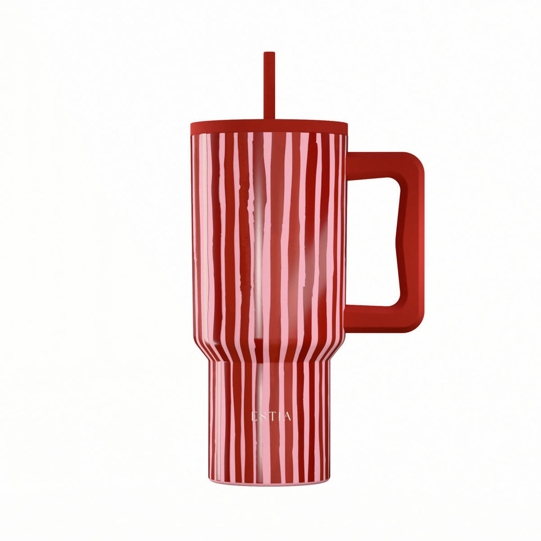 Θερμός Straw Tumbler XL Estia με σχέδιο Viva Stripe σε κόκκινες και ροζ κάθετες ρίγες και εργονομική λαβή.