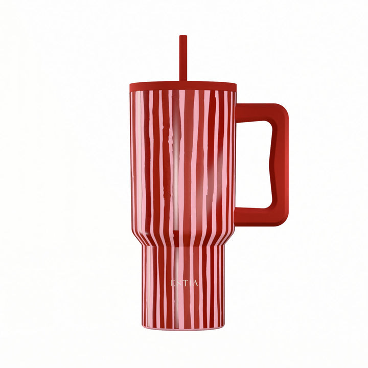 Θερμός Straw Tumbler XL Estia με σχέδιο Viva Stripe σε κόκκινες και ροζ κάθετες ρίγες και εργονομική λαβή.