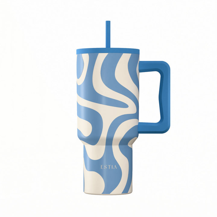 Θερμός Straw Tumbler XL Estia με σχέδιο Ocean Waves σε γαλάζιες και εκρού κυματιστές γραμμές και εργονομική λαβή.