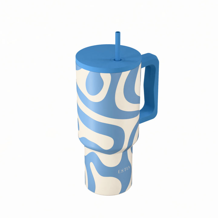 Θερμός Straw Tumbler XL Ocean Waves της Estia με καλαμάκι, λαβή και μοντέρνο σχέδιο εμπνευσμένο από τα κύματα της θάλασσας.