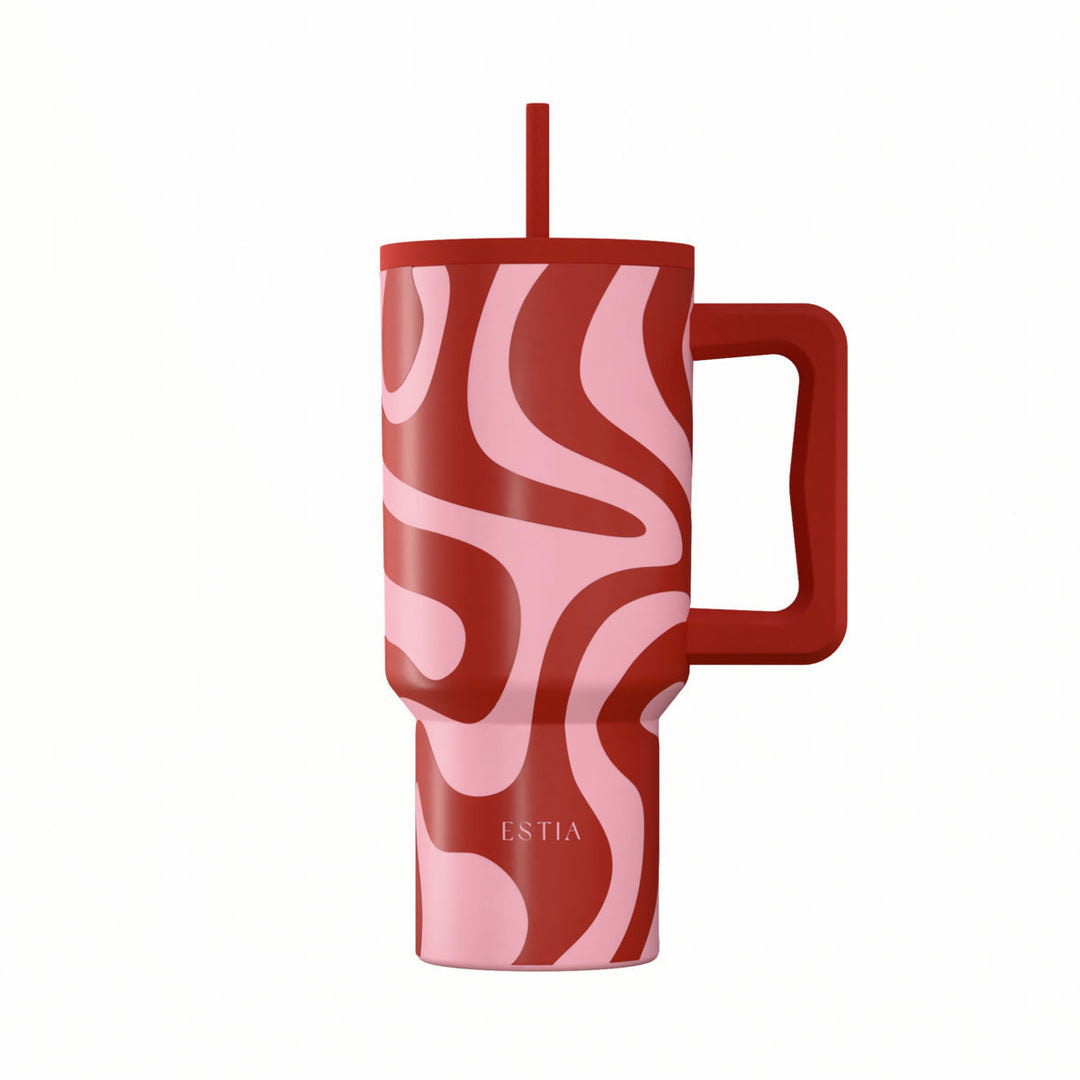 Θερμός Straw Tumbler XL Estia με σχέδιο Coral Waves σε κόκκινες και ροζ κυματιστές γραμμές και εργονομική λαβή.