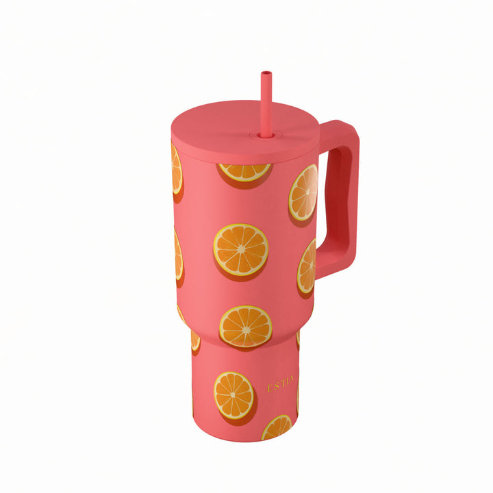 Θερμός Straw Tumbler XL Orange Pop της Estia με καλαμάκι, εργονομική λαβή και ζωηρό σχέδιο πορτοκαλιών σε κοραλί απόχρωση.