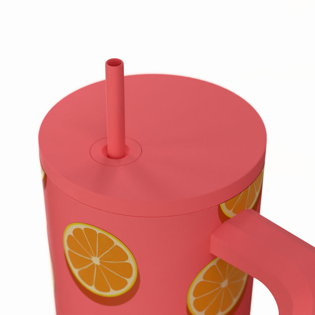 Κοντινή λήψη στο καπάκι και το σχέδιο Orange Pop με φέτες πορτοκαλιού σε φωτεινό κοραλί φόντο.