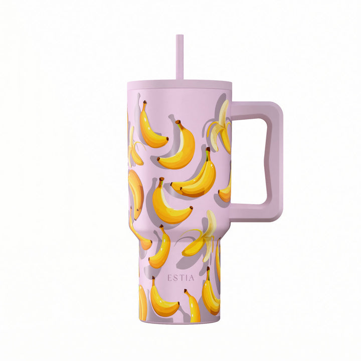 Θερμός Straw Tumbler XL Banana Mood της Estia σε λιλά απόχρωση με παιχνιδιάρικο σχέδιο από κίτρινες μπανάνες.
