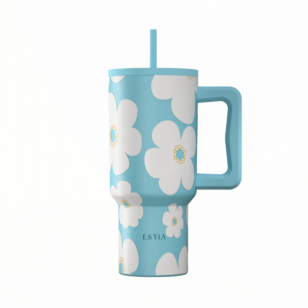Θερμός Straw Tumbler XL Blue Daisy της Estia σε γαλάζια απόχρωση με μεγάλα λευκά λουλούδια και καλαμάκι.