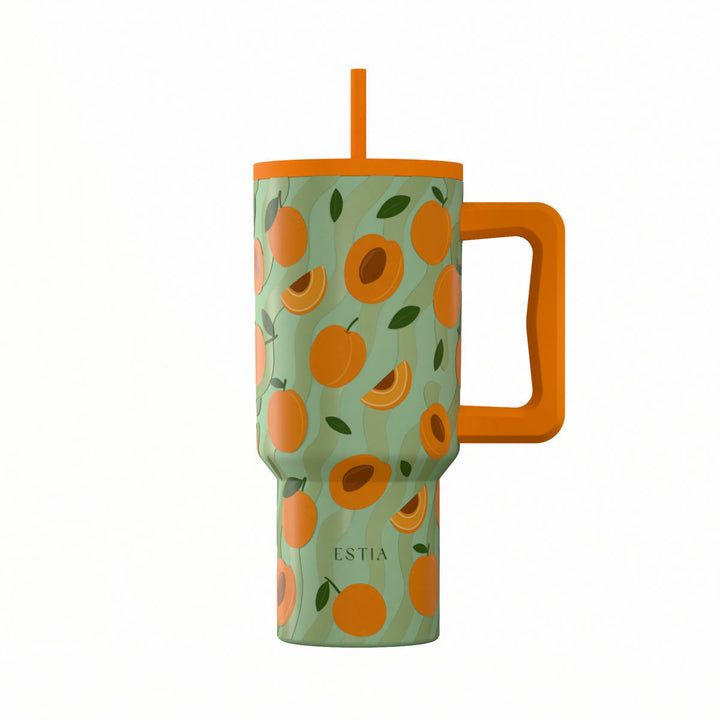 Θερμός Straw Tumbler XL Peach Garden της Estia με μοτίβο ροδάκινων σε πράσινο φόντο και πορτοκαλί καλαμάκι.