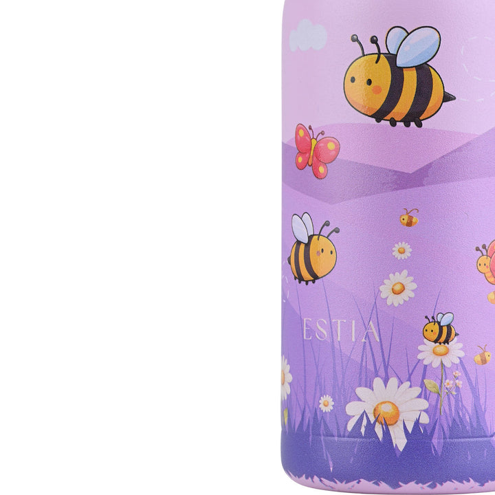 Κοντινή λήψη του παιδικού θερμός Estia Wonder Bottle Garden Friends με χαριτωμένες μέλισσες, πεταλούδες και λουλούδια.