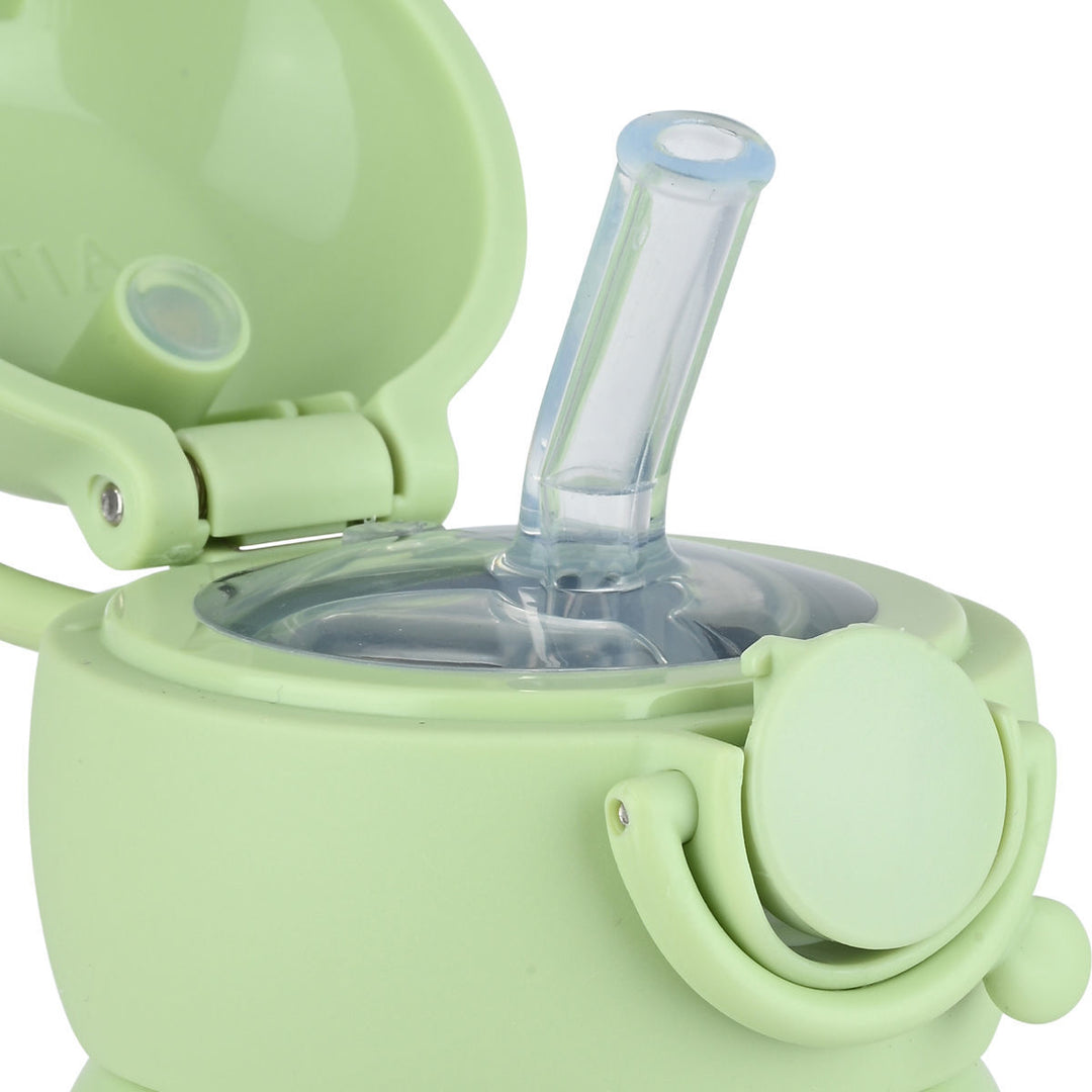 Ανοιχτό καπάκι του παιδικού θερμός Estia Wonder Bottle Dino Explorer με εύκαμπτο καλαμάκι σιλικόνης και σύστημα κλικ ασφαλείας.