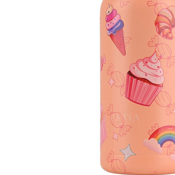 Κοντινή λήψη του παιδικού θερμός Estia Wonder Bottle Candy Sky που αναδεικνύει το σχέδιο με cupcake, παγωτό, καραμέλες και ουράνιο τόξο.