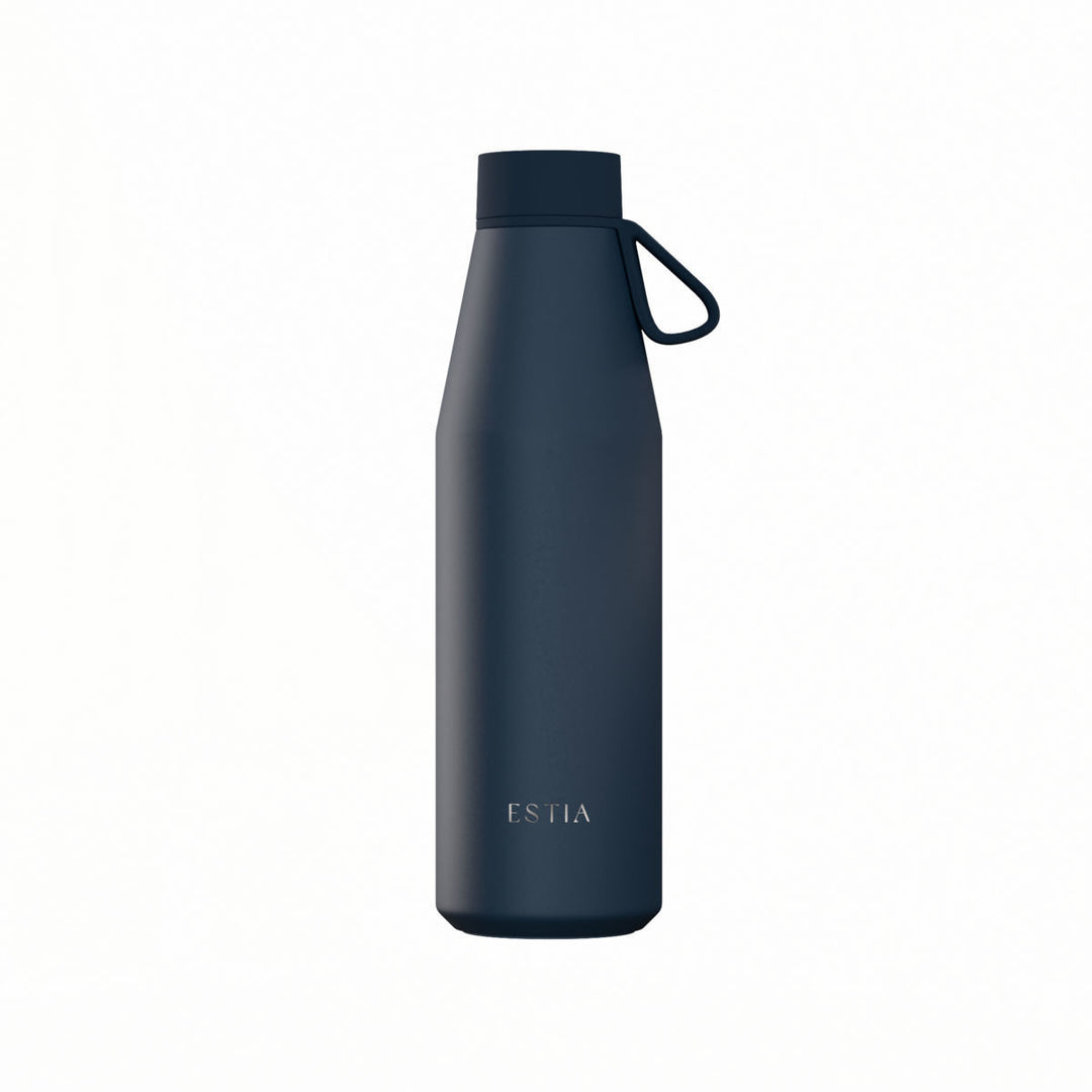 Μπλε θερμός Flow 500ml της Estia με ανοξείδωτη κατασκευή και πρακτική λαβή στο καπάκι σε λευκό φόντο.