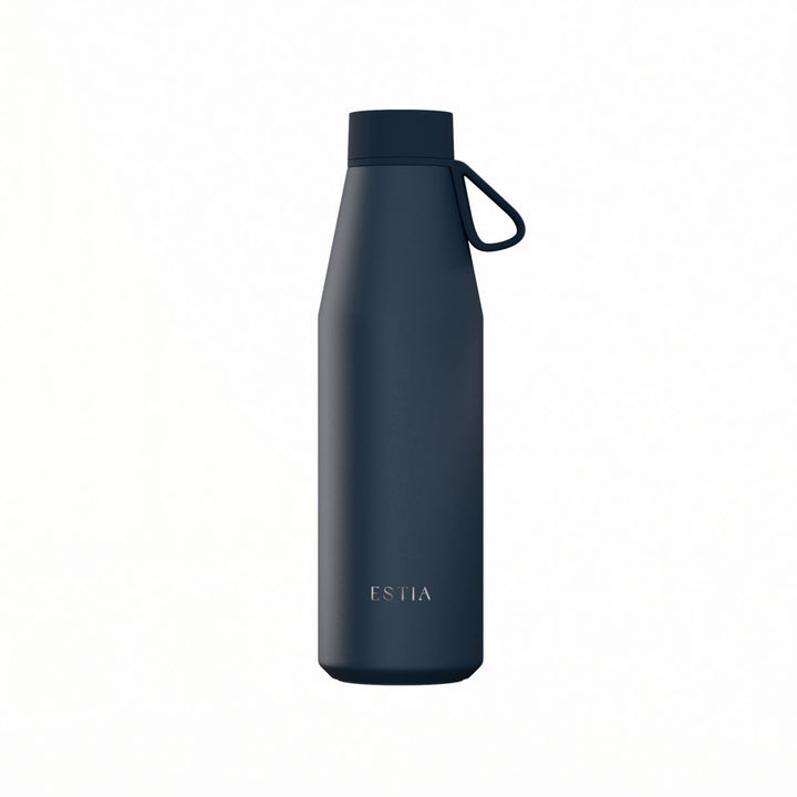Μπλε θερμός Flow 500ml της Estia με ανοξείδωτη κατασκευή και πρακτική λαβή στο καπάκι σε λευκό φόντο.