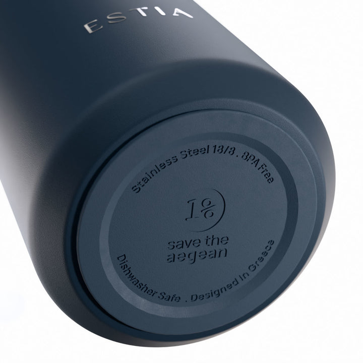 Λεπτομέρεια από το καπάκι του μπλε θερμός Flow 500ml της Estia με ενσωματωμένη λαβή μεταφοράς.