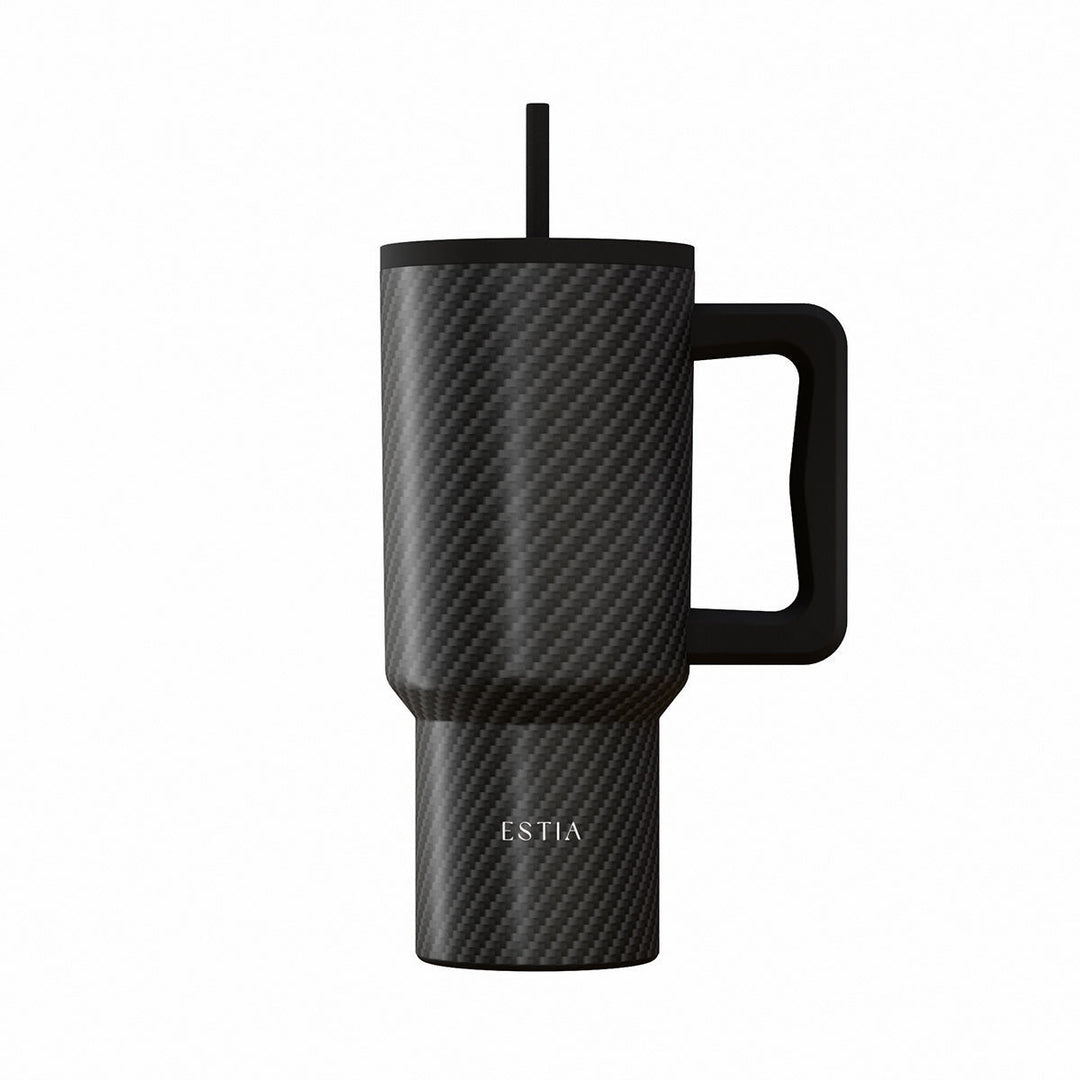 Θερμός Straw Tumbler XL Estia Carbon Fibre με ανάγλυφο σχέδιο ανθρακονήματος, εργονομική λαβή και επαναχρησιμοποιούμενο καλαμάκι.