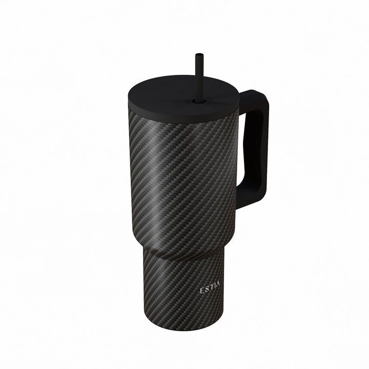 Θερμός Straw Tumbler XL 900ml της Estia σε σχέδιο Carbon Fibre με ματ φινίρισμα, λαβή μεταφοράς και καπάκι spill proof.