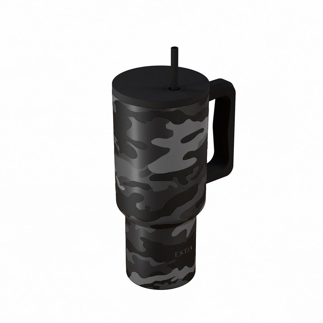 Θερμός Straw Tumbler XL Dark Camo της Estia με ματ φινίρισμα, εργονομική λαβή και καπάκι spill proof.