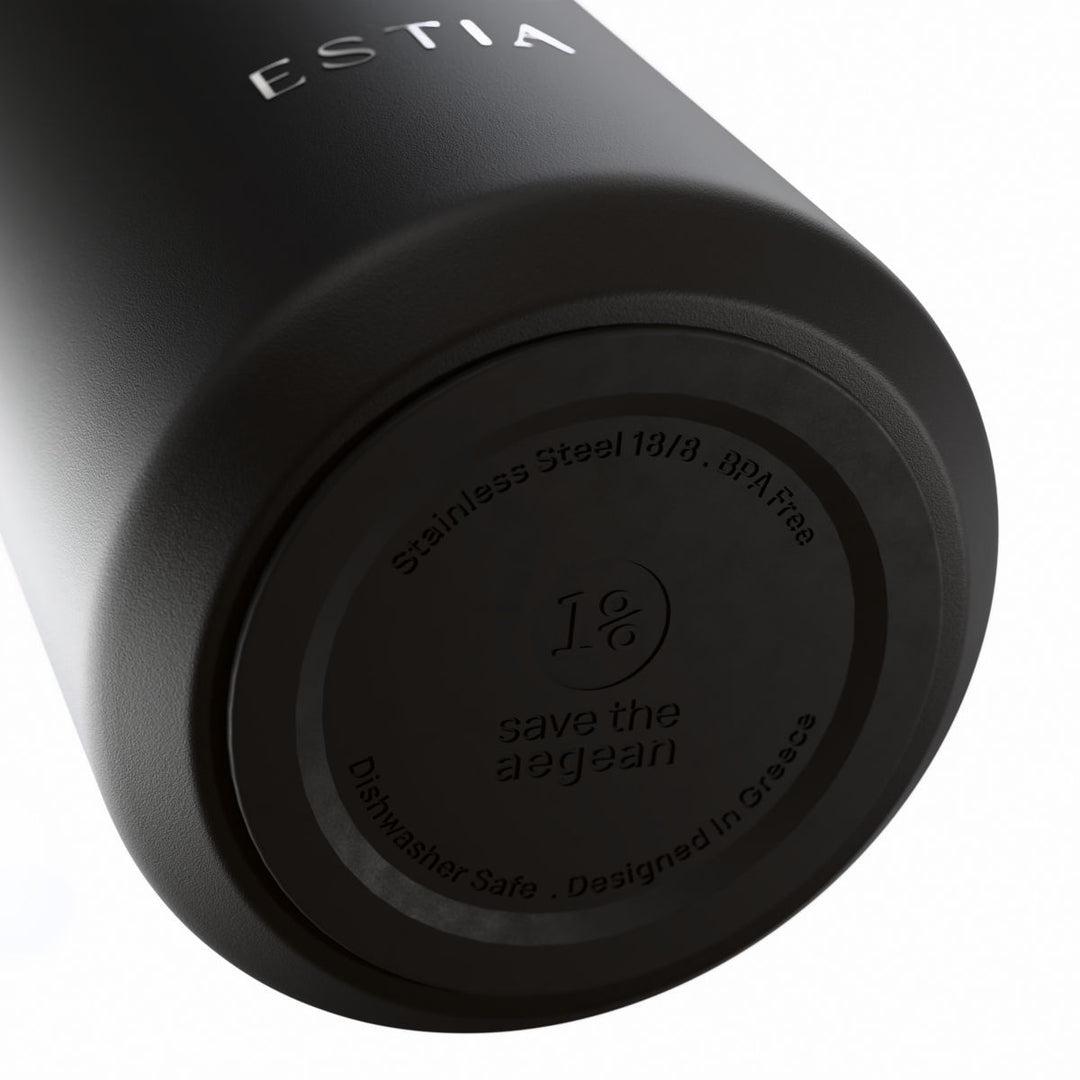 Κοντινή λήψη της βάσης του μαύρου θερμός Flow 500ml της Estia με διακριτικό λογότυπο και πληροφορίες κατασκευής.