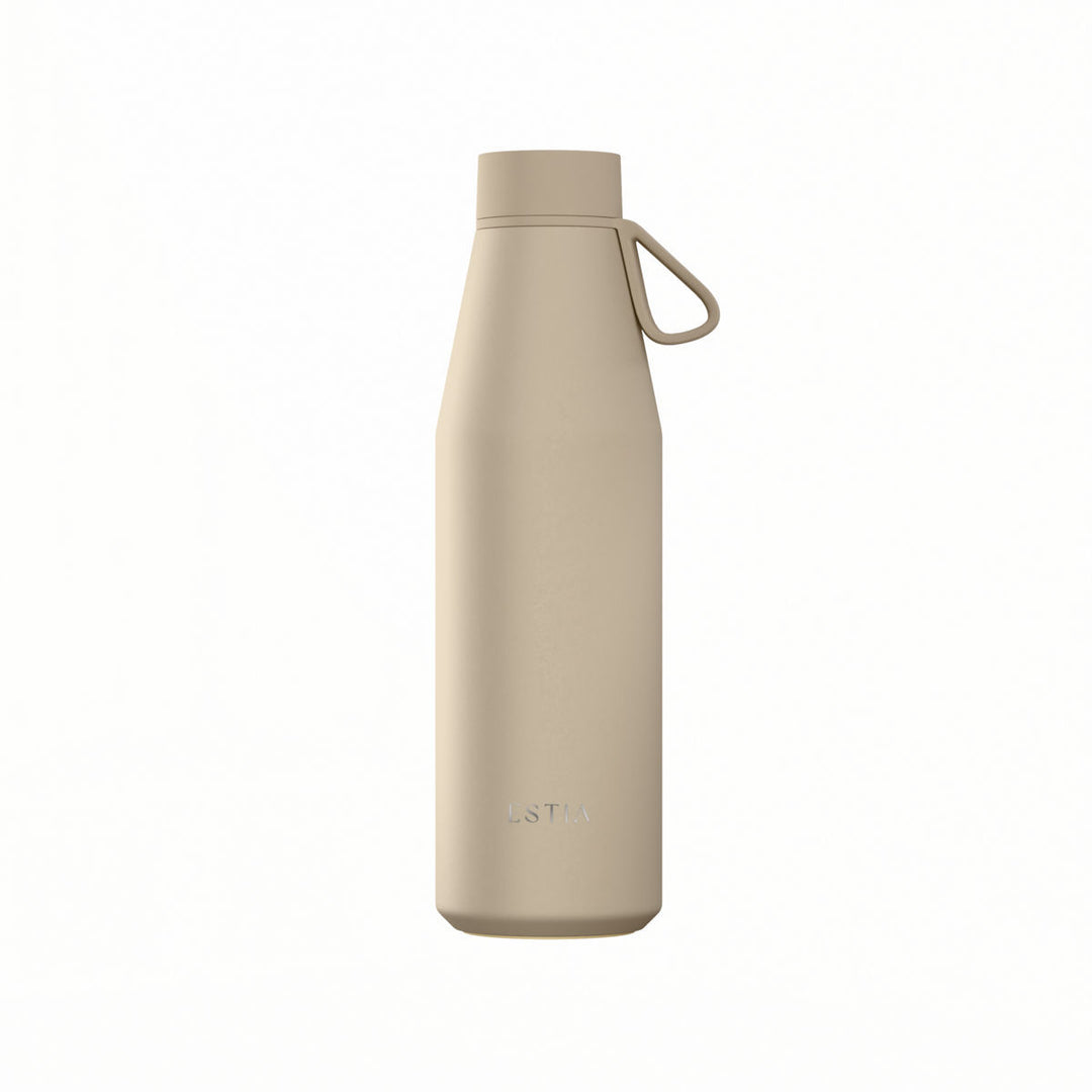 Μπεζ θερμός Flow 500ml της Estia με ανοξείδωτη κατασκευή και πρακτική λαβή στο καπάκι σε λευκό φόντο.