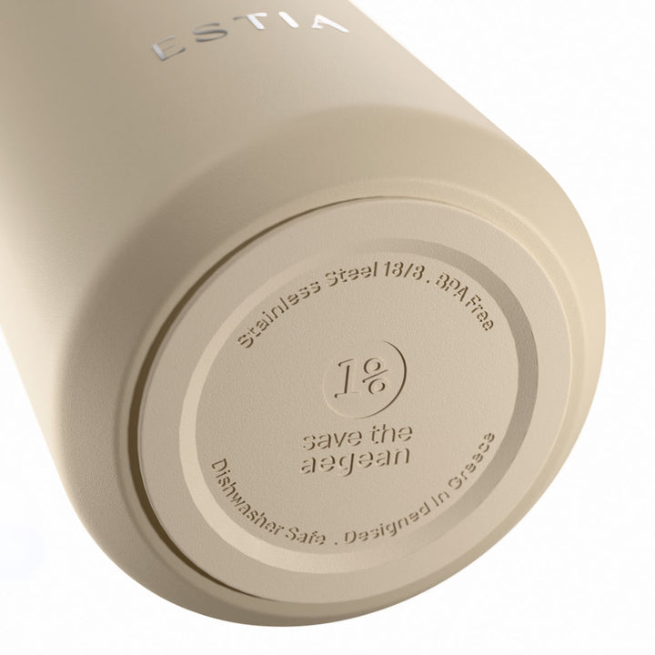 Λεπτομέρεια από το καπάκι του μπεζ θερμός Flow 500ml της Estia με ενσωματωμένη λαβή μεταφοράς.