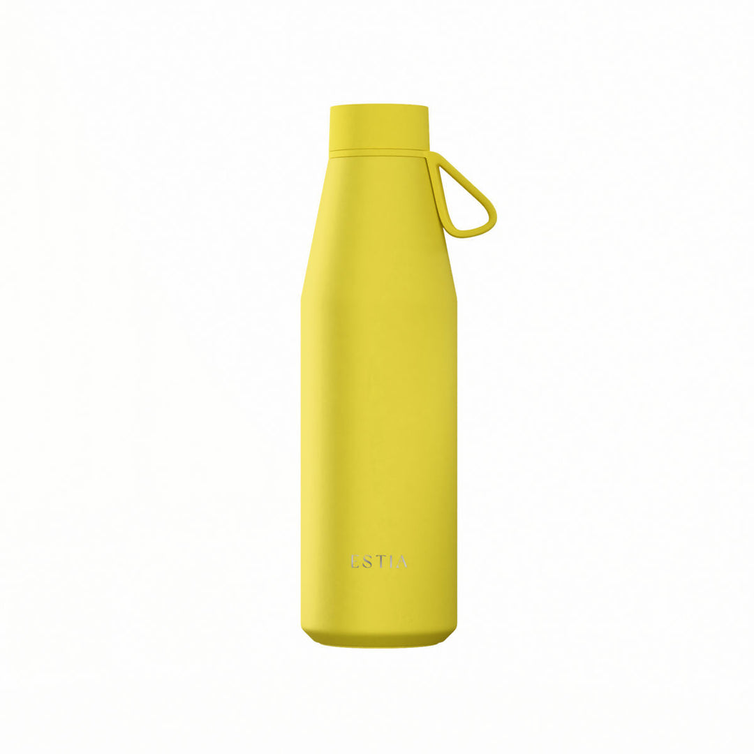 Κίτρινο θερμός Flow 500ml της Estia με ανοξείδωτη κατασκευή και πρακτική λαβή στο καπάκι σε λευκό φόντο.