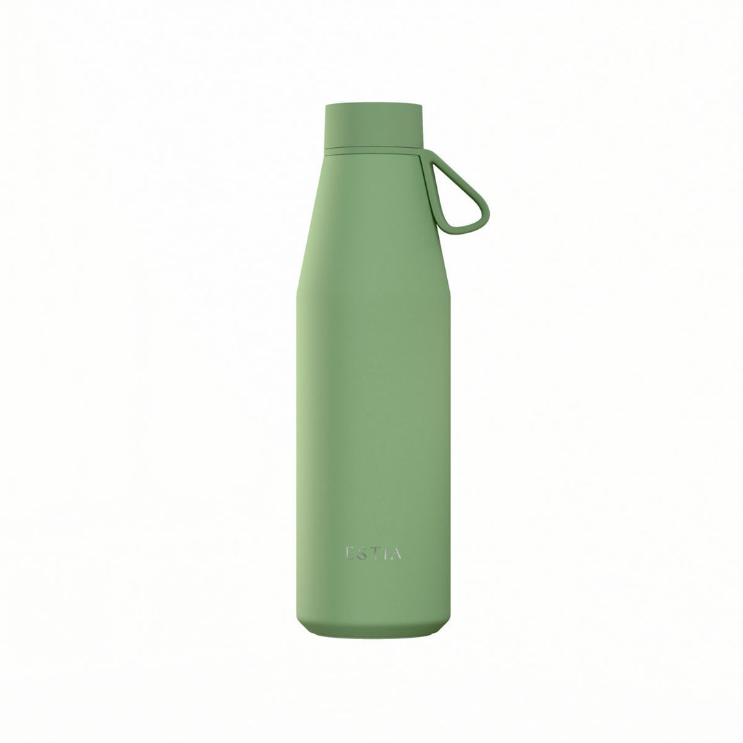 Πράσινο θερμός Flow 500ml της Estia με ανοξείδωτη κατασκευή και πρακτική λαβή στο καπάκι σε λευκό φόντο.