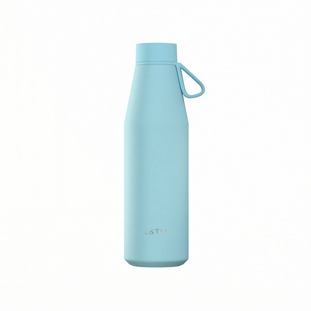 Γαλάζιο θερμός Flow 500ml της Estia με ανοξείδωτη κατασκευή και πρακτική λαβή στο καπάκι σε λευκό φόντο.