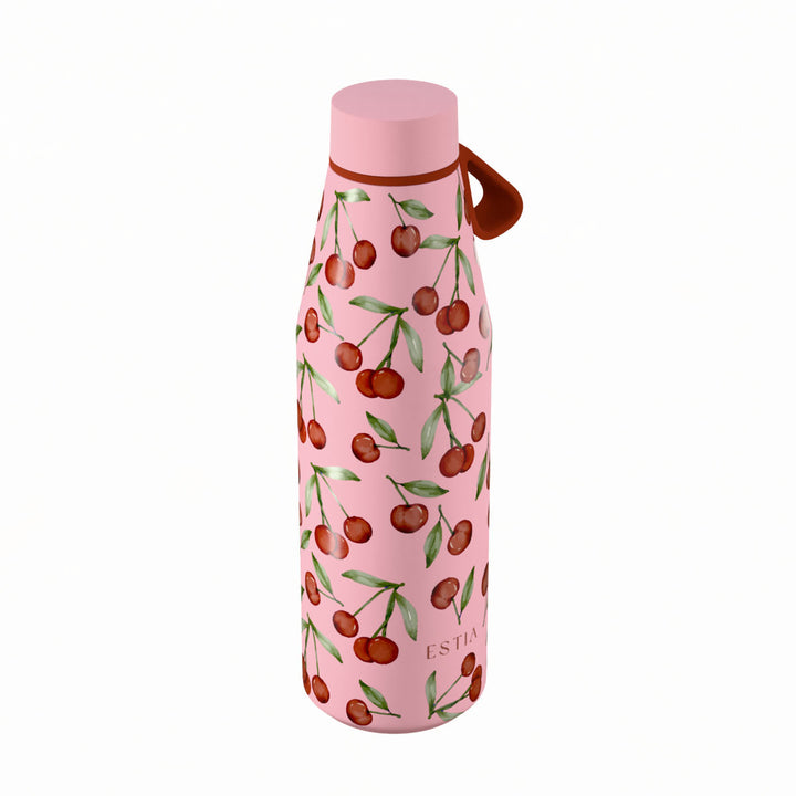Πλάγια όψη θερμός Estia Flow Save The Aegean 500ml Cherry Rose με ροζ φόντο, σχέδιο κεράσια και καφέ λουράκι σιλικόνης.