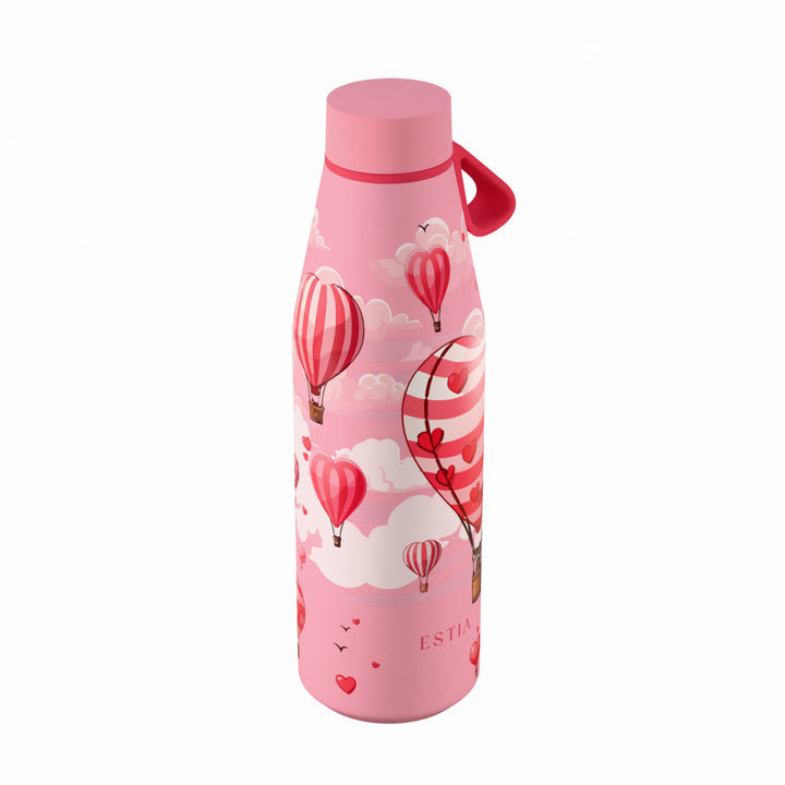 Πλάγια όψη θερμός Estia Flow Save The Aegean 500ml Love Ascend με ροζ σχέδιο από αερόστατα σε σχήμα καρδιάς και σύννεφα.