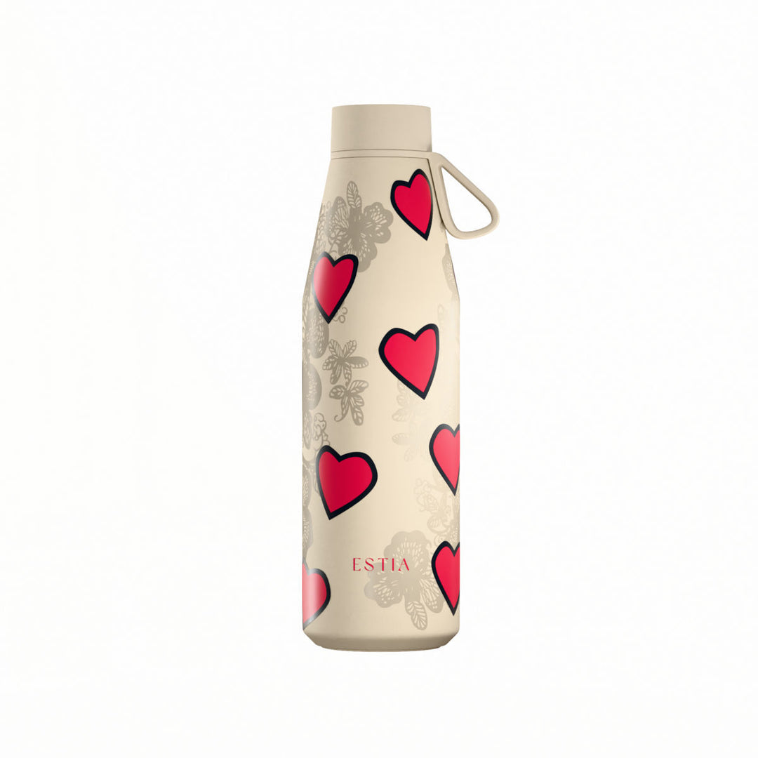 Θερμός Estia Flow Save The Aegean 500ml Tender Lace σε εκρού χρώμα με σχέδιο από κόκκινες καρδιές, δαντελένια μοτίβα και λουράκι σιλικόνης.