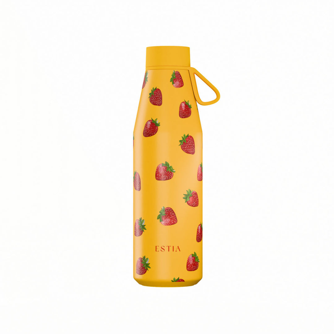 Θερμός Estia Flow Save The Aegean 500ml Berry Bright σε κίτρινο χρώμα με σχέδιο από κόκκινες φράουλες και λουράκι σιλικόνης.