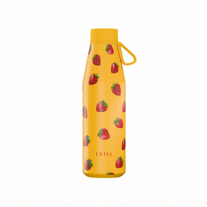 Θερμός Estia Flow Save The Aegean 500ml Berry Bright σε κίτρινο χρώμα με σχέδιο από κόκκινες φράουλες και λουράκι σιλικόνης.