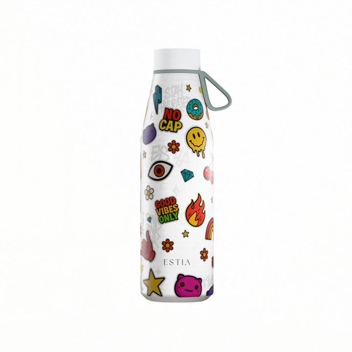 Θερμός Estia Flow Save The Aegean 500ml Urban Vibes με πολύχρωμο σχέδιο από stickers, λευκό φόντο, λευκό καπάκι και γκρι λουράκι σιλικόνης.