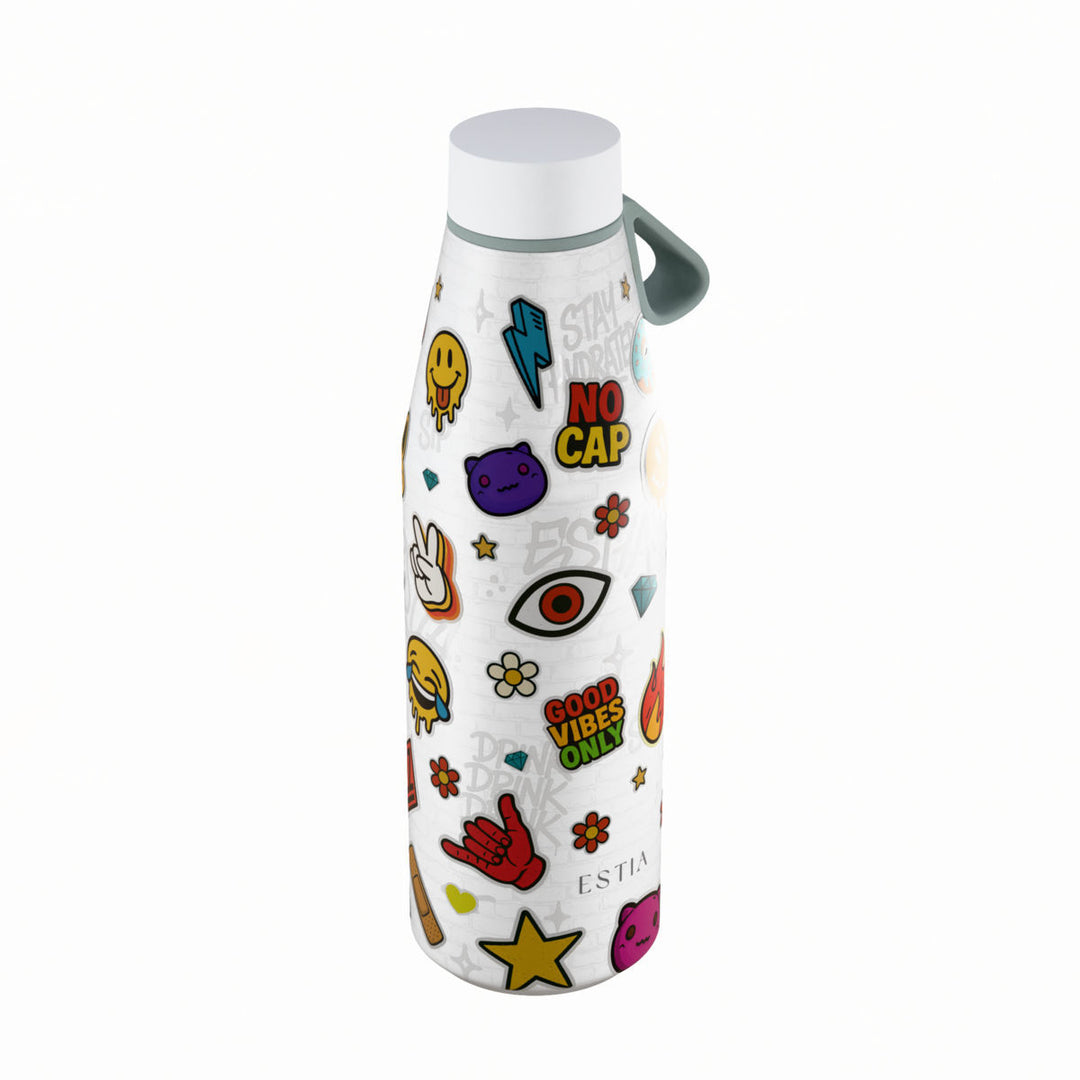 Πλάγια όψη θερμός Estia Flow Save The Aegean 500ml Urban Vibes με πολύχρωμο σχέδιο από stickers, λευκό φόντο και μοντέρνο urban στιλ.