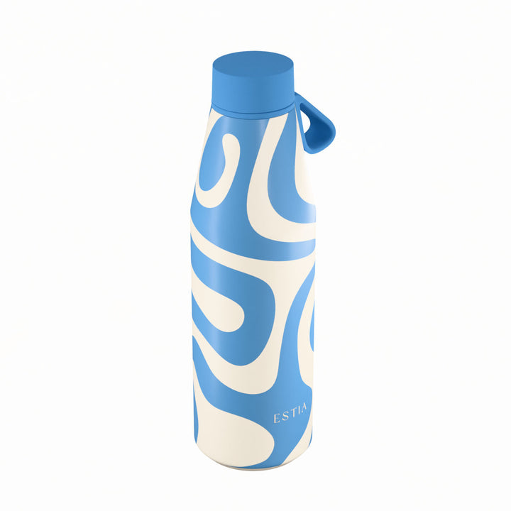Πλάγια όψη θερμός Estia Flow Save The Aegean 500ml Ocean Waves με αφηρημένο κυματιστό σχέδιο σε μπλε και εκρού αποχρώσεις, μπλε καπάκι και λουράκι σιλικόνης.
