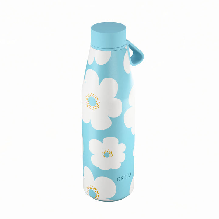 Πλάγια όψη θερμός Estia Flow Save The Aegean 500ml Blue Daisy με λευκό floral σχέδιο, γαλάζιο καπάκι και εργονομικό λουράκι σιλικόνης.