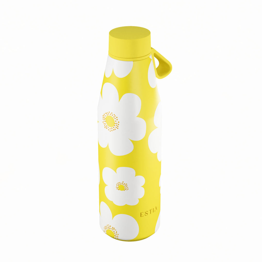 Πλάγια όψη θερμός Estia Flow Save The Aegean 500ml Yellow Daisy με λευκό floral σχέδιο, κίτρινο καπάκι και εργονομικό λουράκι σιλικόνης.