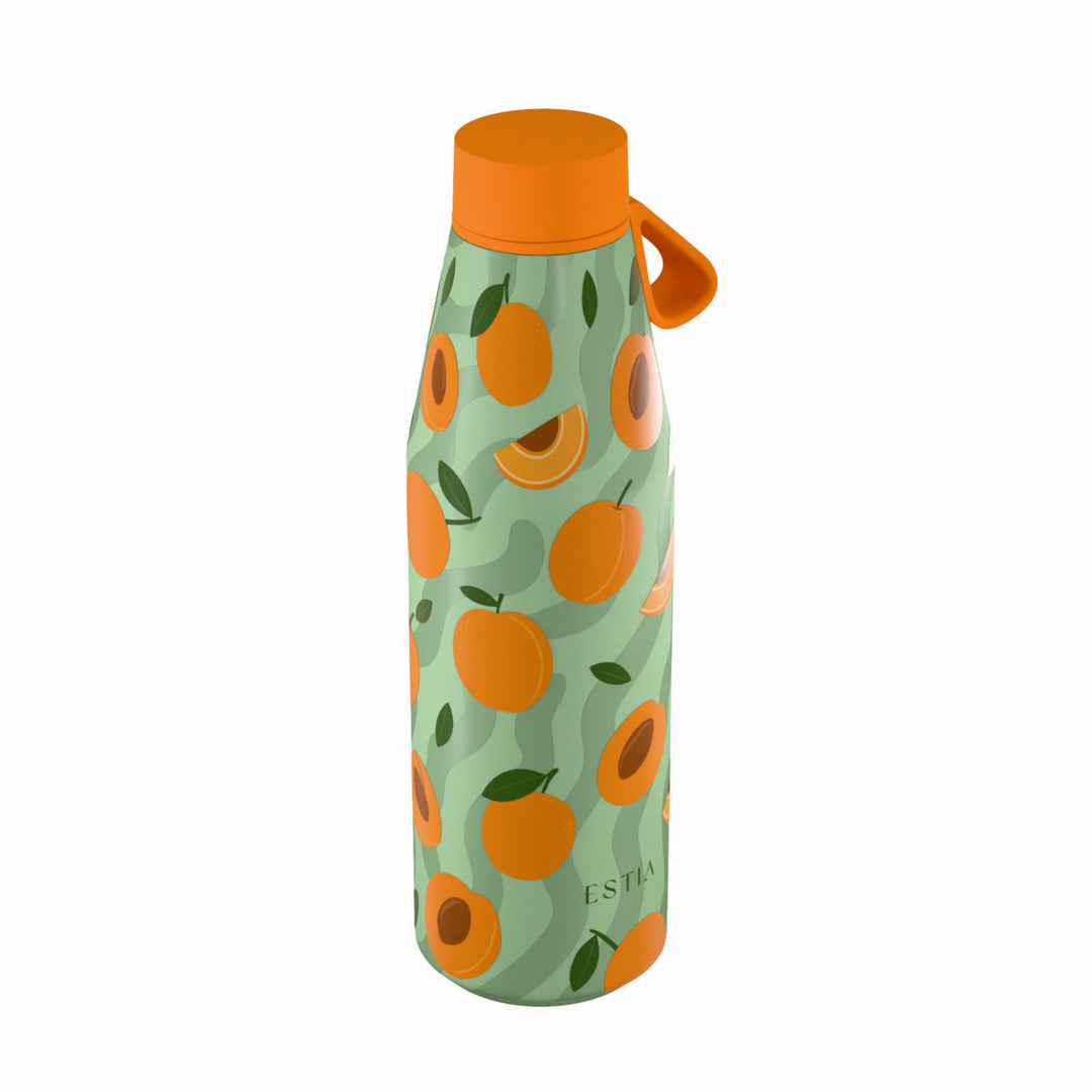 Πλάγια όψη θερμός Estia Flow Save The Aegean 500ml Peach Garden με μοτίβο ροδάκινων, πορτοκαλί καπάκι και εργονομικό λουράκι σιλικόνης.
