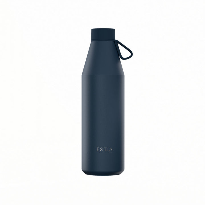 Θερμός Estia Flow Save The Aegean 800ml Indigo σε σκούρα μπλε απόχρωση με ματ φινίρισμα, καπάκι και λουράκι σιλικόνης.