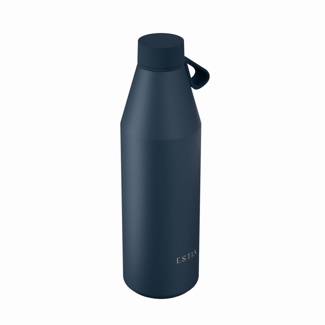 Πλάγια όψη θερμός Estia Flow Save The Aegean 800ml Indigo σε σκούρα μπλε απόχρωση με εργονομικό σχεδιασμό και λουράκι σιλικόνης.