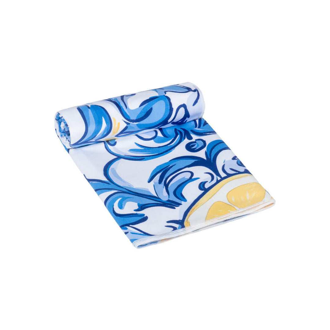 Διπλωμένη πετσέτα θαλάσσης microfiber με μπλε μεσογειακό μοτίβο και λεμόνια, ελαφριά, απορροφητική και ιδανική για παραλία, πισίνα και ταξίδια.