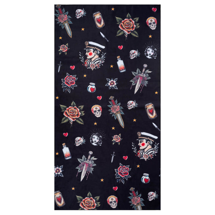 Πετσέτα θαλάσσης microfiber με μαύρο φόντο και old school tattoo σχέδια, τριαντάφυλλα, νεκροκεφαλές, στιλέτα και vintage μοτίβα για ξεχωρισό καλοκαιρινό στιλ.