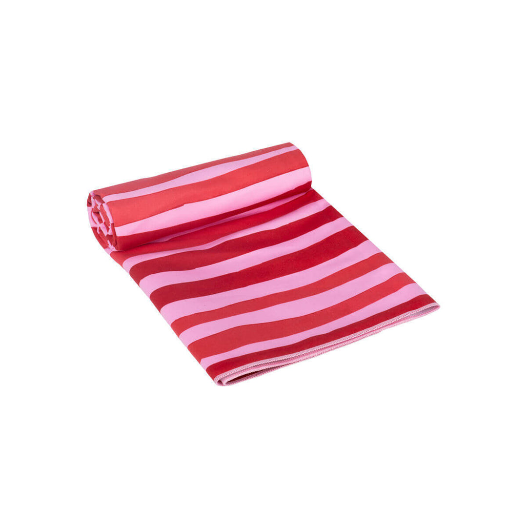 Διπλωμένη πετσέτα θαλάσσης microfiber με ροζ και φούξια ριγέ σχέδιο, απαλή, ελαφριά και εύκολη στη μεταφορά για τις καλοκαιρινές σας αποδράσεις.