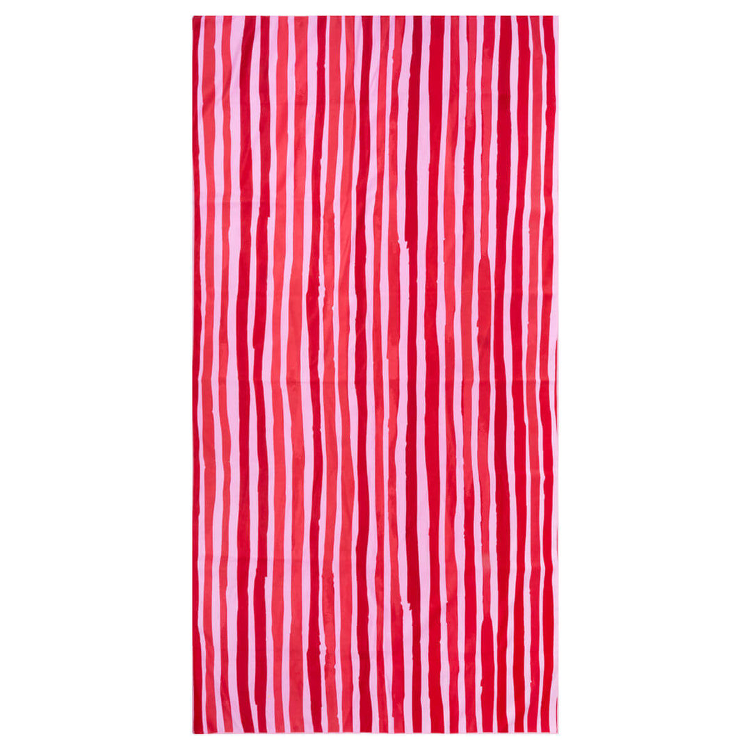 Πετσέτα θαλάσσης microfiber με κάθετες ρίγες σε έντονες αποχρώσεις ροζ και φούξια, ιδανική για παραλία, πισίνα και καλοκαιρινές εξορμήσεις.