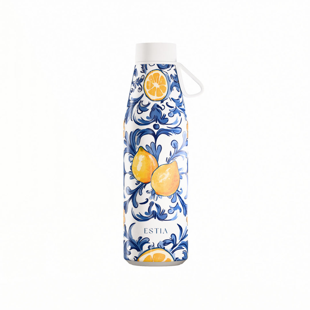 Θερμός Estia Flow Save The Aegean 500ml Amalfi Coast σε λευκό χρώμα με μπλε μεσογειακά μοτίβα, λεμόνια και λουράκι σιλικόνης.