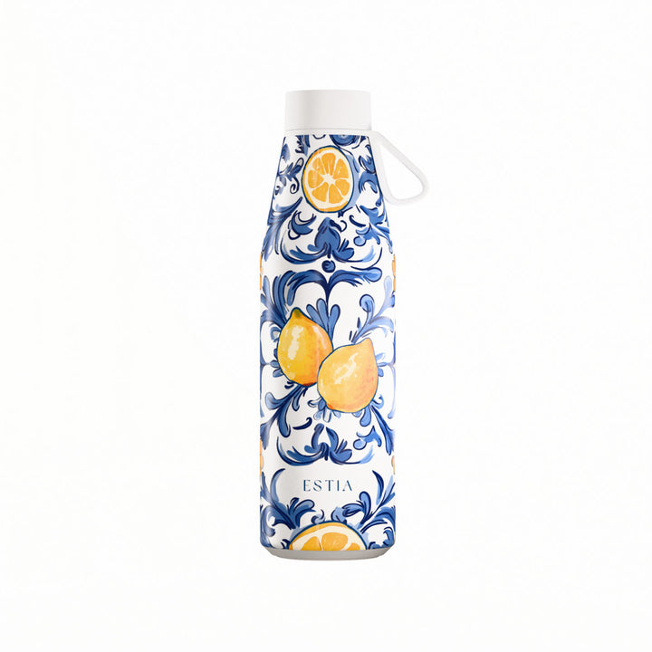 Θερμός Estia Flow Save The Aegean 500ml Amalfi Coast σε λευκό χρώμα με μπλε μεσογειακά μοτίβα, λεμόνια και λουράκι σιλικόνης.