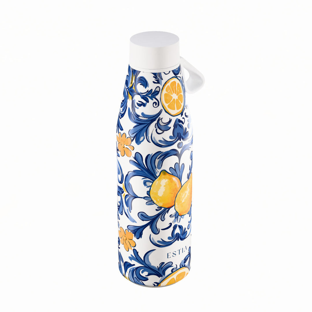 Πλάγια όψη θερμός Estia Flow Save The Aegean 500ml Amalfi Coast με μπλε μεσογειακά μοτίβα, λεμόνια και λευκό λουράκι σιλικόνης.