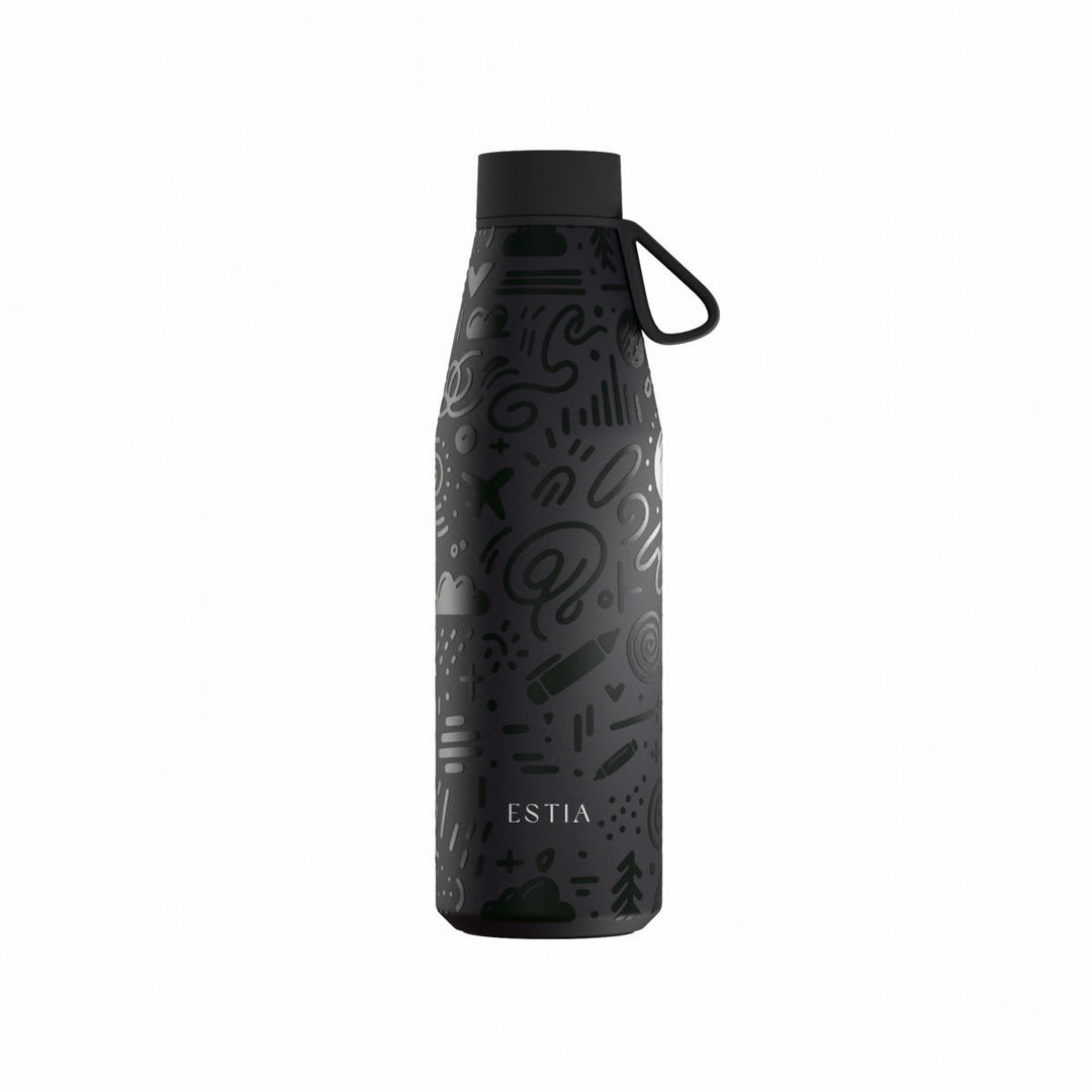 Θερμός Estia Flow Save The Aegean 500ml Noir Echo σε μαύρο χρώμα με αφηρημένο σχέδιο σε αποχρώσεις του μαύρου και λουράκι σιλικόνης.