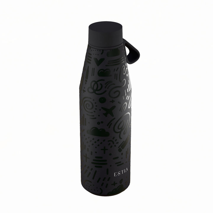 Πλάγια όψη θερμός Estia Flow Save The Aegean 500ml Noir Echo με αφηρημένο σχέδιο σε αποχρώσεις του μαύρου και λουράκι σιλικόνης.