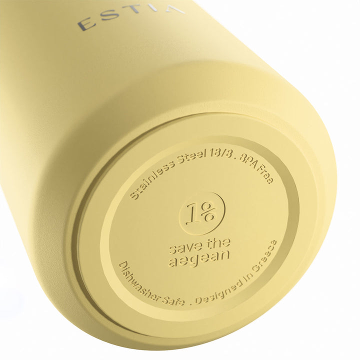 Λεπτομέρεια της βάσης του θερμός Estia Lens Save the Aegean Sunbeam με αντιολισθητική επιφάνεια και ανάγλυφη σήμανση προϊόντος.